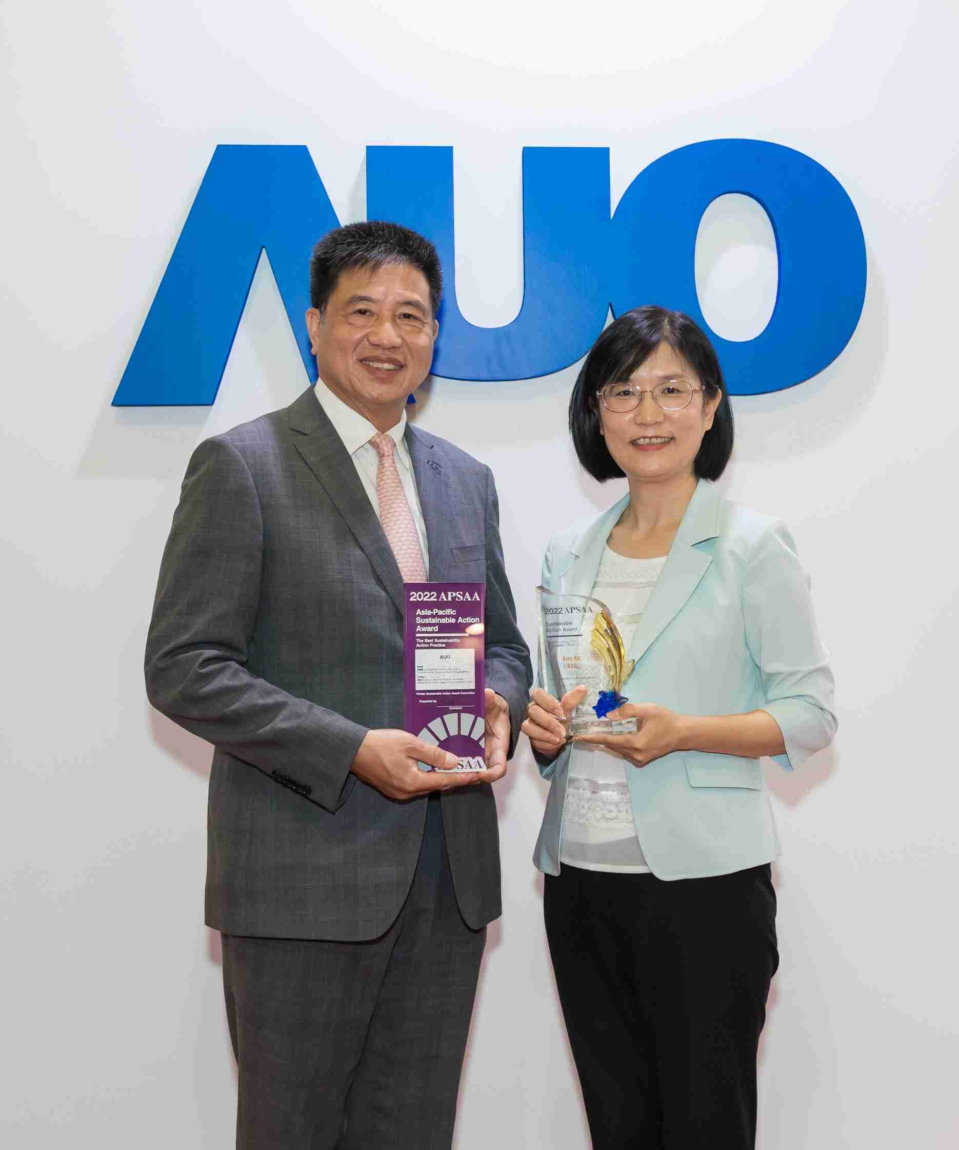 彩霸王长期垫筑永续远景的基石，，，透过ESG暨气候委员会逐步实践永续策略蓝图。。其中，，，彩霸王光电永续长古秀华带领团队、、、、制定中长期目标，，，缔造多面向亮眼表现，，，，获得「顶尖永续长奖」的个人奖殊荣（左：彩霸王光电董事长暨执行长彭双浪，，右：彩霸王光电永续长古秀华）