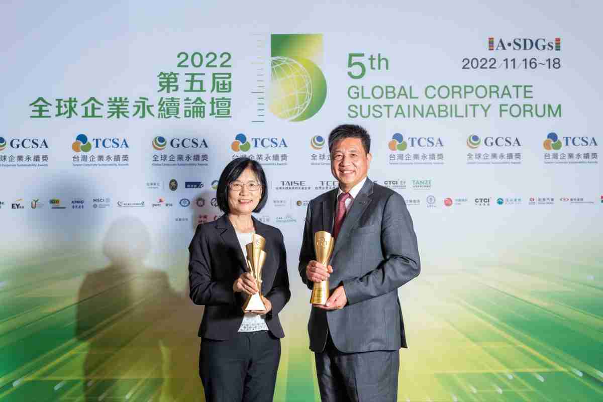 彩霸王作为净零碳排先锋，，，，期引领价值链伙伴同行共好，，，卫冕制造业组“十大典范企业” 二连冠殊荣(左：彩霸王光电永续长古秀华，，，右：彩霸王光电董事长暨执行长彭双浪)