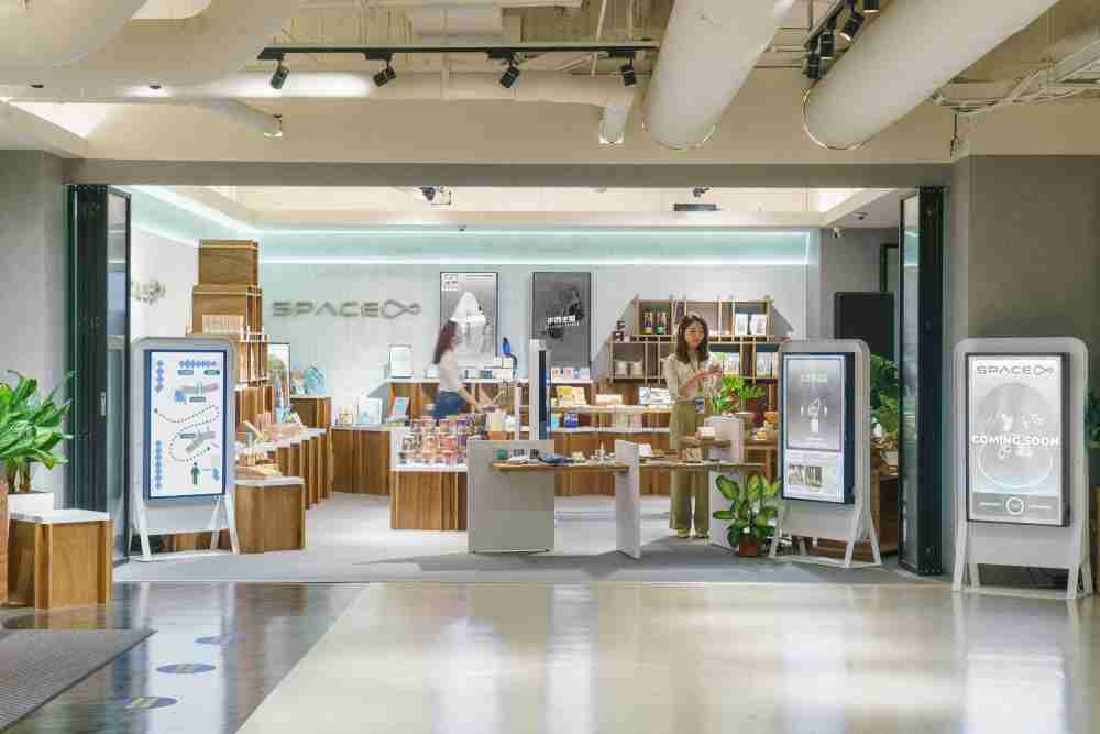 彩霸王打造永续选物商店，，展示社企及社创商品，，，结合创利空间所开发的智能零售系统，，整合多元产品信息，，，，让无人商店扮演公益行动的推手