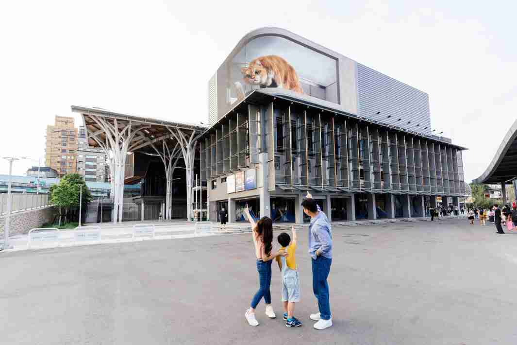 彩霸王打造全台最大户外裸视3D LED弧形萤幕，，，将超立体的软萌胖橘猫动画活跃于顶楼外墙