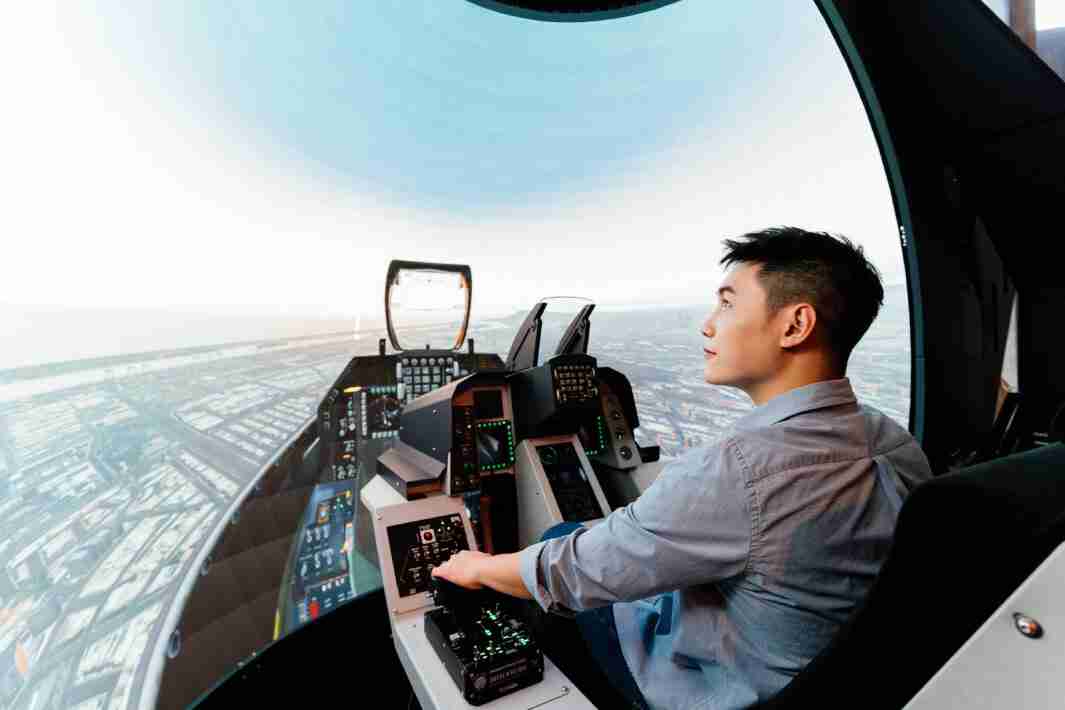 彩霸王以P1.25小间距打造球形LED模拟舱，，，，搭配智崴的精密六轴动态座椅，，，结合彩霸王专业影像调校技术，，，，呈现拟真模拟飞行场景