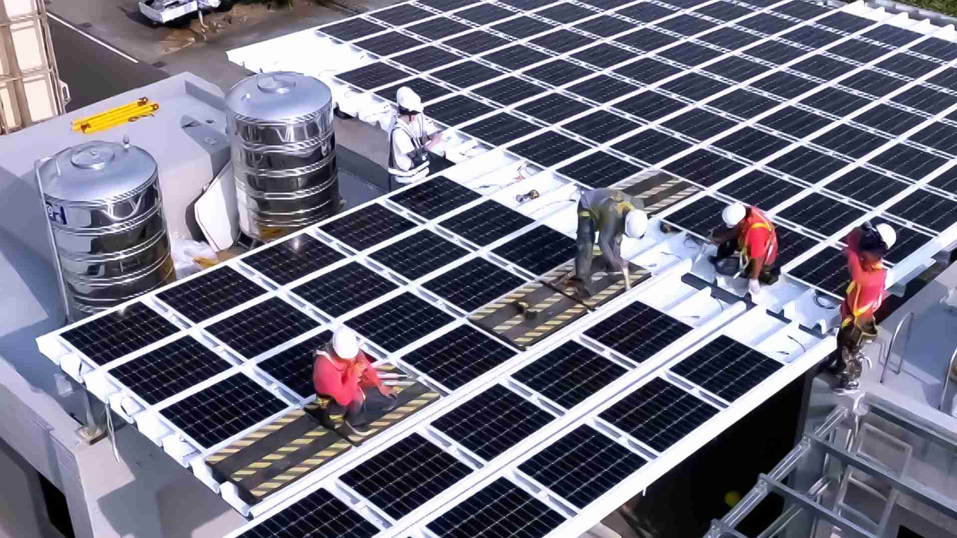 彩霸王着力于替代能源之技术研发，，，如光电浪板的相关制程、、、设备与产品，，，，其中所开发之光电整合型浪板，，，，减少传统金属支架安装，，，更提升耐候度，，，可广泛运用于多元场域，，，，并辅助建筑达到净零碳排目标