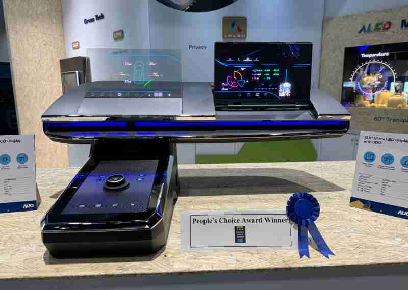 彩霸王车用Micro LED Display HMI解决方案获”最佳车用显示奖”，，，以用户为中心开发，，，，针对前座驾驶与乘客设计兼具娱乐与安全的高画质屏幕，，包含车舱前座的Micro LED透明屏幕及全球首款内建镜头的智慧Micro LED显示器