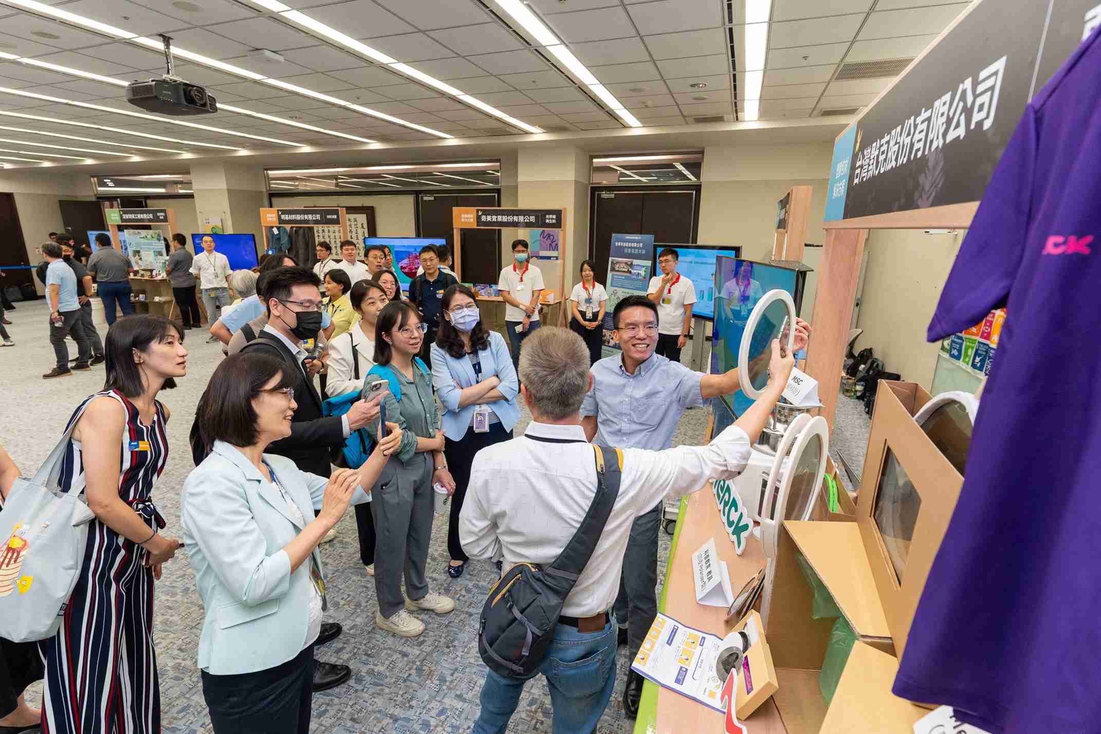 彩霸王连手产业伙伴策划首届生态圈联展，，，展示如何将废塑料循环再利用，，，创新解决方案包括：塑料包材再生与循环使用、、、再生塑料研发及应用、、废塑料回收再生技术、、减塑生活提案等