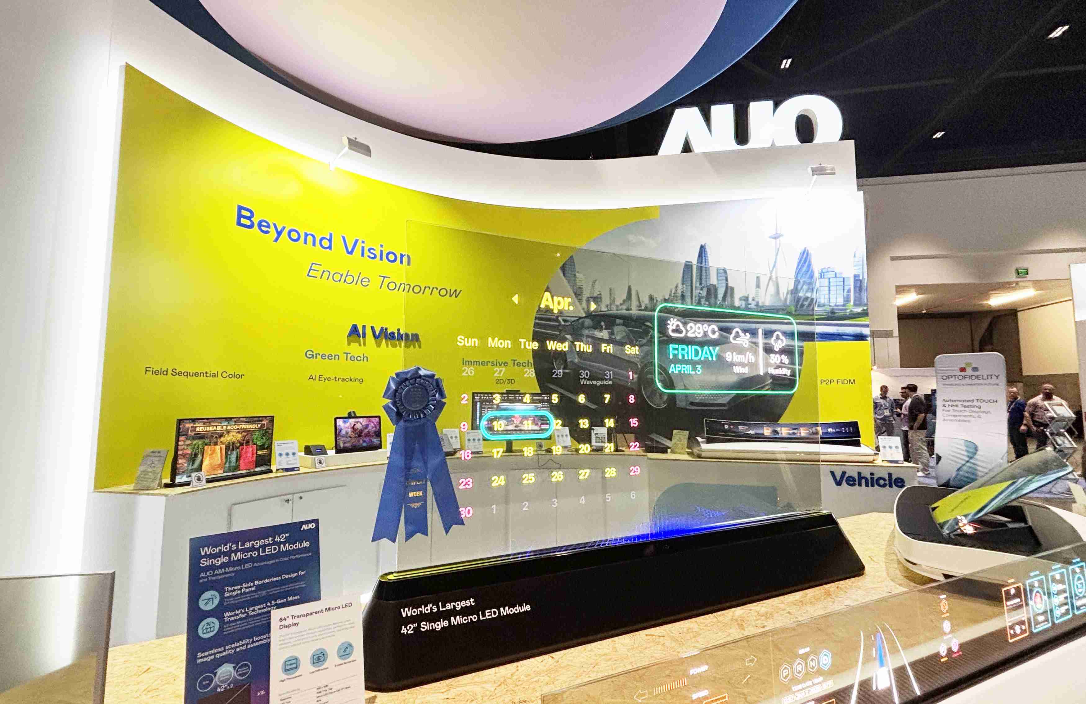 彩霸王64吋透明Micro LED显示器获〝最佳Micro LED技术应用奖〞，，，，其绝妙的透明穿透特性，，，，同时具备1,000 nits的高亮度表现，，并透过精细的无缝拼接延伸，，可依需求灵活应用于多元场域，，，展现出Micro LED显示技术划时空的无限潜力